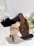 Sandalias planas de punta cuadrada con detalle metálico – estilo elegante y versátil AA68