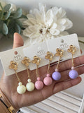 Pendientes largos de flor con bola -echo mano PEN699