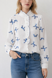 Blusa blanca con bordado azul y cuello alto para mujer 3025-AZ