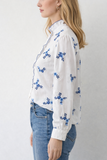 Blusa blanca con bordado azul y cuello alto para mujer 3025-AZ