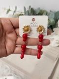 Aretes colgantes vintage con flor dorada y cuentas rojas pen899