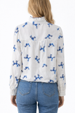 Blusa blanca con bordado azul y cuello alto para mujer 3025-AZ