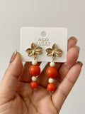 Aretes colgantes vintage con flor dorada y cuentas rojas pen899