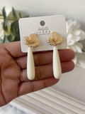 Pendientes largos de hoja dorada con gota PEN699