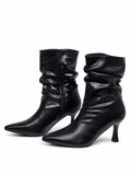 Botines negros de tacón con efecto arrugado y punta fina OM80