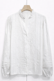 Blusa blanca bordada de cuello alto y manga larga Q8342