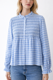 Blusa azul claro de cuello alto con fruncido y manga larga 97017-AZU