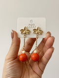 Aretes colgantes vintage con flor dorada y cuentas rojas pen899