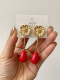 Aretes colgantes vintage con flor dorada y cuentas rojas pen899