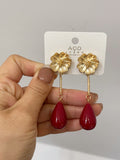 Aretes colgantes vintage con flor dorada y cuentas rojas pen899