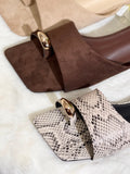 Sandalias planas de punta cuadrada con detalle metálico – estilo elegante y versátil AA68
