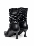 Botines negros de tacón con efecto arrugado y punta fina OM80