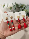 Aretes colgantes vintage con flor dorada y cuentas rojas pen899
