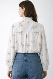 Blusa blanca bordada de manga larga con cuello fruncido 3025-BE
