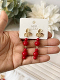 Pendiente Aretes colgantes vintage con flor dorada y cuentas rojas pen699