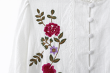 Blusa corta blanca con bordado floral y encaje para mujer Q8338