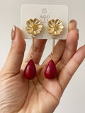 Aretes colgantes vintage con flor dorada y cuentas rojas pen899