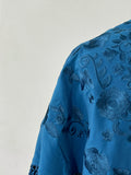 L01-270021 MANTON BORDADO FLRCO CORTO AZUL PETRORIO