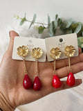 Aretes colgantes vintage con flor dorada y cuentas rojas pen899
