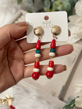 Aretes colgantes vintage con flor dorada y cuentas rojas pen899