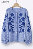 Blusa de cuadros azul con bordado floral y manga larga M88070