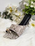 Sandalias planas de punta cuadrada con detalle metálico – estilo elegante y versátil AA68