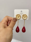 Aretes colgantes vintage con flor dorada y cuentas rojas pen899