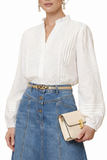 Blusa blanca bordada de cuello alto y manga larga Q8342