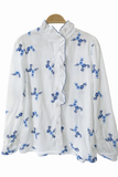 Blusa blanca con bordado azul y cuello alto para mujer 3025-AZ