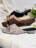 Sandalias planas de punta cuadrada con detalle metálico – estilo elegante y versátil AA68
