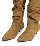 Botas Altas de Mujer con Tacón Bajo Fino, Punta Afilada y Efecto Arrugado – Estilo Elegante SF006