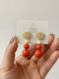 Aretes colgantes vintage con flor dorada y cuentas rojas pen899