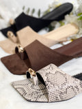 Sandalias planas de punta cuadrada con detalle metálico – estilo elegante y versátil AA68