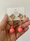 Pendientes largos de flor con bola -echo mano PEN699