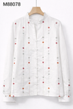 Blusa ligera bordada con cuello alto y manga larga M88078