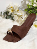 Sandalias planas de punta cuadrada con detalle metálico – estilo elegante y versátil AA68