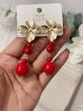 Aretes colgantes vintage con flor dorada y cuentas rojas pen899