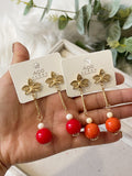 Aretes colgantes vintage con flor dorada y cuentas rojas pen899