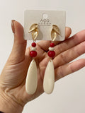 Aretes colgantes vintage con flor dorada y cuentas rojas pen899