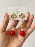 Aretes colgantes vintage con flor dorada y cuentas rojas pen899