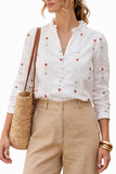 Blusa ligera bordada con cuello alto y manga larga M88078